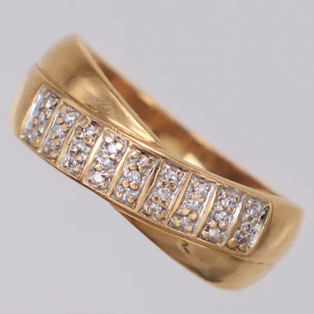 Ring med åttkantslipade diamanter ca 0,13ctv, stl:18, bredd 7,3mm, 18K Vikt: 3,2 g