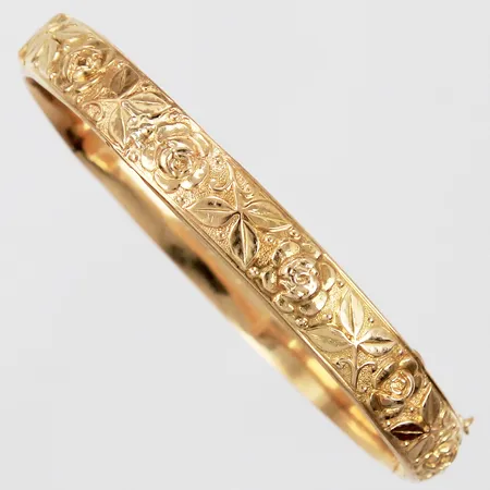 Stelt armring mönstrad buckligt Ø ca 60mm bredd: ca 7mm 18K Vikt: 15,8 g