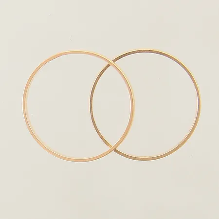 Ringar släta två stycken stl: 17 bredd 2mm gravyrer 18K Vikt: 1,9 g