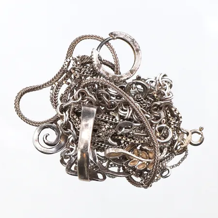 Diverse silversmycken något defekta, 830-925/1000 silver. Vikt: 23,8 g