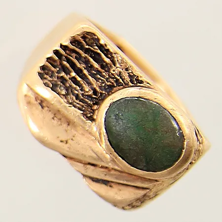 Ring med grön sten stl:19¼ bredd 4,2mm, defekt skena, limrester på skena 18K  Vikt: 18 g