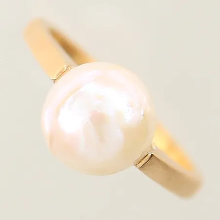 Ring med odlad pärla stl:17¼ bredd 2,2mm gravyr 18K  Vikt: 4,9 g