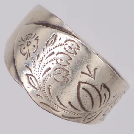 Ring stl 20½ bredd 13,8mm ojämnheter på skenan silver 925/1000 Vikt: 5,6 g