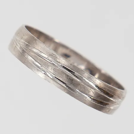 Ring med dekor stl 21½, bredd 5mm, 925/1000  silver  Vikt: 2,9 g