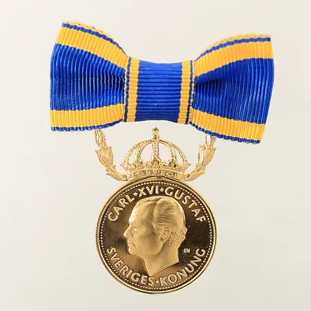 Medalj Carl XVI Gustaf Sveriges Konung "För nit och redlighet i rikets tjänst" Ø27,5mm tygband 18K Vikt: 15,7 g