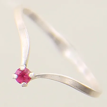 Ring med rosa sten stl:16 bredd 1,6-2,6mm silver 925/1000 Vikt: 0,7 g