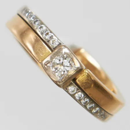 Ring med diamanter, 1 x ca 0,18ct prinsesslipad diamant med två skadade hörn, 14 x ca 0,01ct diamanter, stl:16¾, bredd 5-7mm, tvåfärgad, gravyr, otydliga stämplar, 18K Vikt: 6,9g Vikt: 6,9 g
