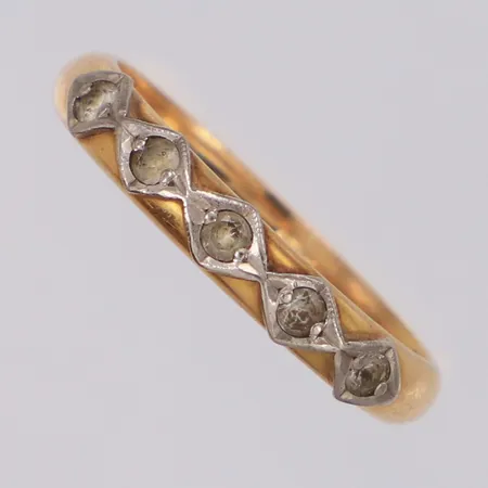 Ring med vita stenar stl 17½, bredd 3,3mm, gravyr, fattning i vitguld, 18K  Vikt: 3,4 g