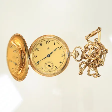 Fickur savonette Ø50mm, 14K i yttre boett, inre boett ej guld och graverad, saknar glas, urverk fungerar ej, 81,4g totalt.