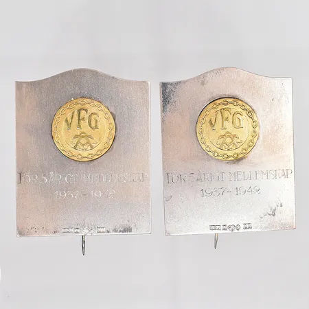 Silverplaketter med nål 48x38mm, gravyrer, 830/1000 silver Vikt: 36,1 g