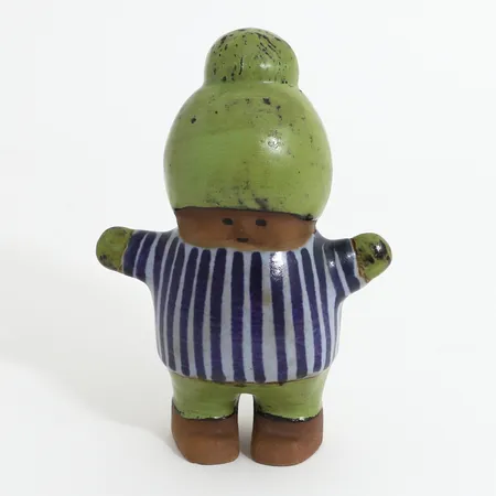 Figurin Kalle ur serien Larsons ungar Lisa Larson för Gustavsberg, höjd ca 18cm, bredd ca 13,5cm, glaserat stengods, signerad