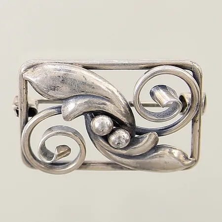 Brosch med genombruten dekor 33x21mm silver 830/1000 Vikt: 5,9 g