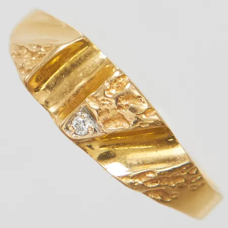 Ring med diamant, 1 x 0,01ct enligt gravyr, stl:17¼, bredd 2-6mm, 18K 2,2g Vikt: 2,2 g