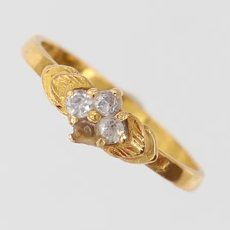 Ring med vita stenar stl:16½ bredd 1,8-5,5mm, saknar sten, ostämplat 22K.  Vikt: 2,1 g