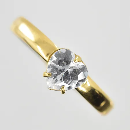 Ring hjärta med vit sten, stl 18¼, bredd 3-6 mm, 18K. Vikt: 1 g