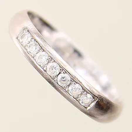 Ring med vita stenar stl:16¾ bredd 3,6mm vitguld 18K  Vikt: 2,5 g