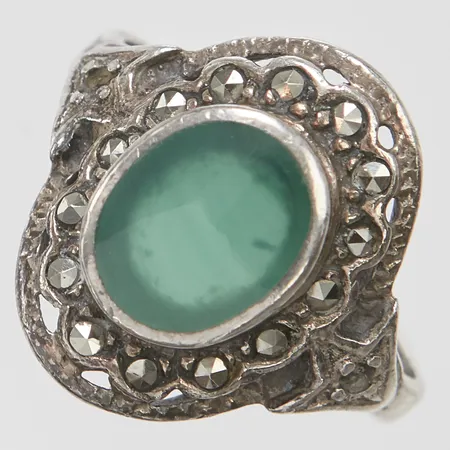 Ring med grön sten & markasiter, stl:16¾, 925/1000 silver Vikt: 3,3g Vikt: 3,3 g