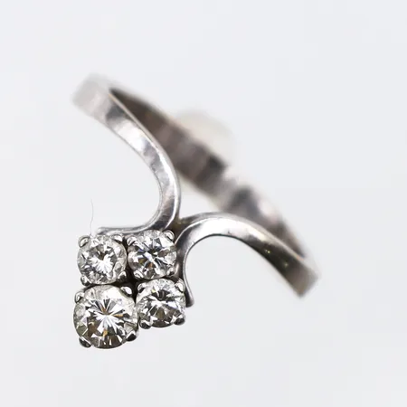Ring vitguld med 4 st diamanter på ca 0.65 ct totalt,storlek 17 ½ mm,bredd 2.8-10.2 mm,repor/slitage,14k. Vikt: 4,6 g