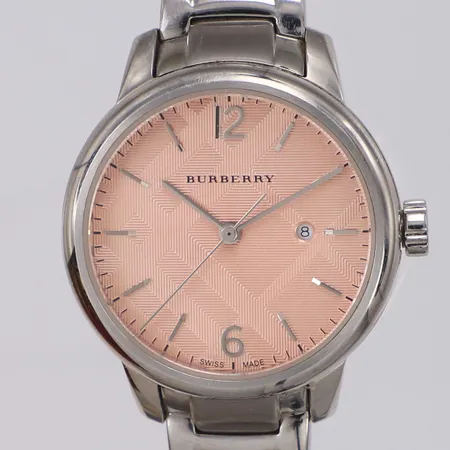 Damur Burberry quartz Ø32mm, referensnr BU10111, serienr 24669, stål med rosa urtavla, stållänk, innermått inklusive ur ca 18cm, dubbelt viklås, fem extra länkbitar, garantikort ej ifyllt, manual, box, batteribyte krävs