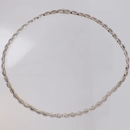 Collier med diamanter ca 0,70ctv, nagg, längd ca 42cm, bredd 4,4mm, lagning/av, vitguld 18K  Vikt: 37,2 g
