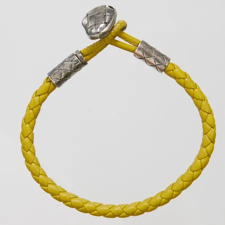 Armband Bottega Veneta, längd ca 21cm, bredd 5-16mm, gult läder, detaljer i silver, bruksslitage, silver 925/1000, dustbag, box, bruttovikt: 7,8g.