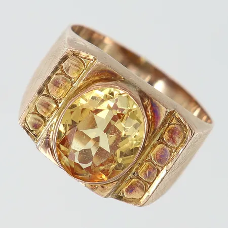 Klackring med citrin ca 10x8,3x3mm stl:17 bredd 4-11,5mm ostämplat 14K.  Vikt: 3 g