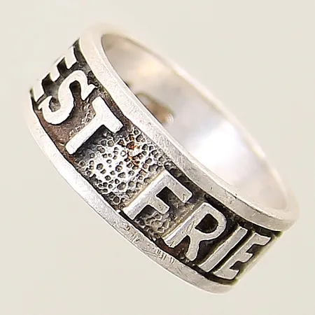Ring med text "Best Friends" GFAB stl:15¼ bredd 6,5mm silver 925/1000 Vikt: 2,6 g