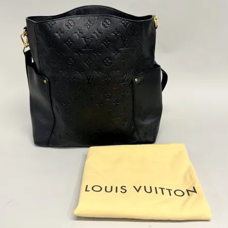 Väska, Louis Vuitton, Bagatelle Noir, CA0136, 35x32x13, svart monogramläder, crossbodystrap, tophandle saknas, grått tygfoder, innerficka med dragkedja, detaljer i gulmetall, made in Spain, år 2016, dustbag. 