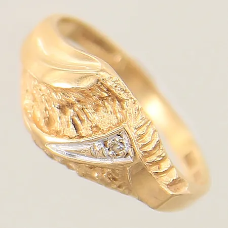 Ring med diamant 1 x ca 0,005ct Vildmark stl:15¾ bredd 1,9mm fattning i vitguld 18K  Vikt: 2,6 g