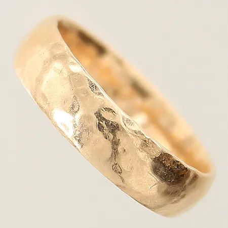 Ring med hamrad dekor stl:17½ bredd 5,1mm, gravyr 18K Vikt: 5,7 g