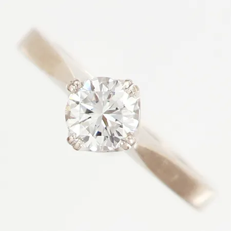 Ring med briljantslipad diamant 0,70ct, kvalitet ca G-H/VVS, stl:17, vitguld i behov av omrodinering, gravyr, 18K Vikt: 3,2 g