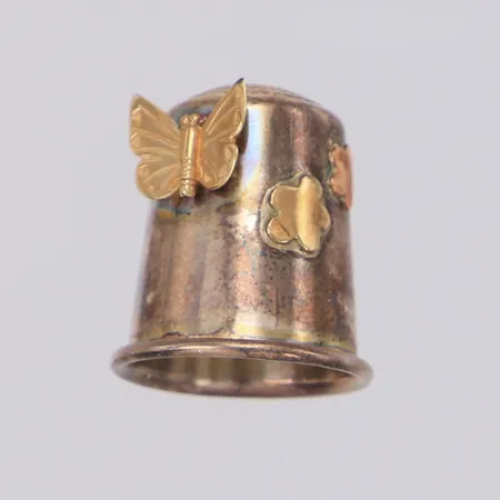 Fingerborg med detaljer i gulmetall, höjd 21mm, engelska stämplar, 830/1000 silver Vikt: 5,8 g
