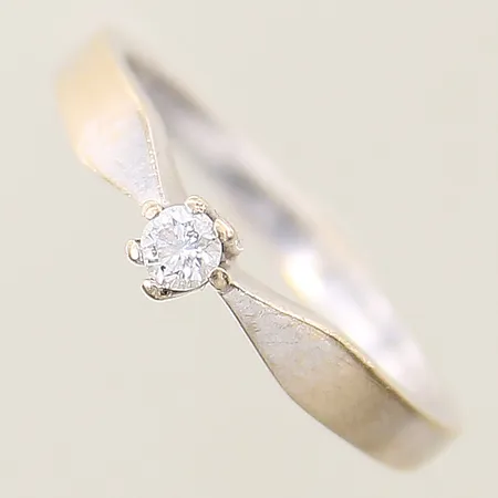 Ring med diamant ca 0,10ct stl: 17½ bredd 2,1mm vitguld, repig, behov av omrodiering 18K  Vikt: 3,3 g