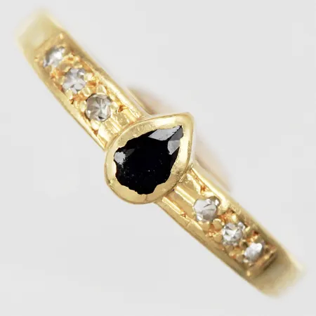 Ring med svart sten och diamanter 6x ca 0,01ct stl: 16¼ bredd: ca 1mm delvis skadad sten 18K  Vikt: 2,1 g