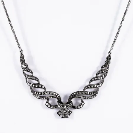 Collier med markasiter 41,5cm bredd 2-15mm, en sten saknas, silver 830/1000 16,3g. 