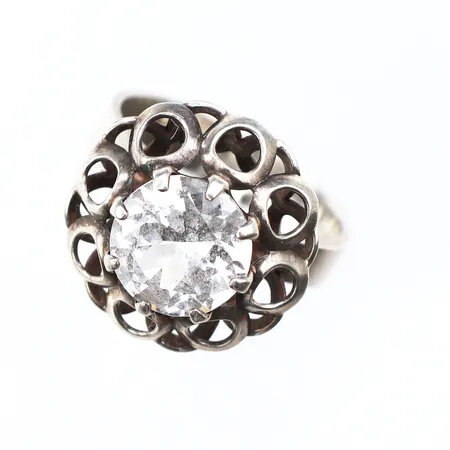 Ring med vit sten, stl: 18¼, bredd:4,7mm, 830/1000 silver. Vikt: 4,5 g