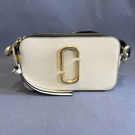 Väska Marc Jacobs, The snapshot crossbody bag, brun/svart/beige med guldfärgade beslag, ca 18x10x6 cm, axelrem, bruksslitage, fläckar, inga tillbehör