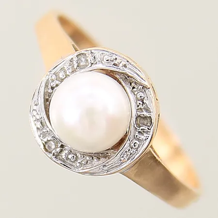 Ring med odlad pärla samt diamanter 3x ca 0,005ct stl:18¾ bredd 2mm 18K  Vikt: 2,6 g