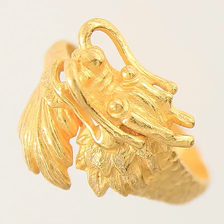 Ring med dekor av drake thaiguld halv Bath stl:19 bredd 3-18mm, bucklig skena  23K  Vikt: 7,6 g