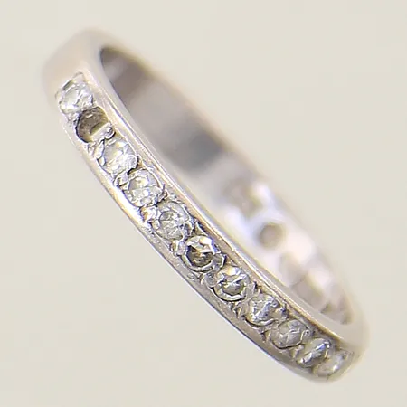 Ring med 8/8-slipade diamanter 13 x ca 0,02ct  Stigbert stl:17½ bredd 2,8mm en sten saknas 18K Vikt: 3,3 g