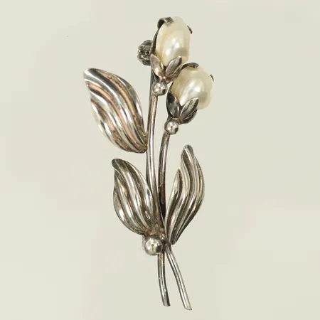 Brosch med två barocka halvpärlor, längd 50mm, silver 835/1000-delar 4,6g totalt 