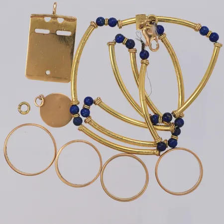 Collier med blå stenar, 2 Hängen, 4 Ringar, 1 Guldbit, defekt, bucklor, gravyr, 18K  Vikt: 35,6 g