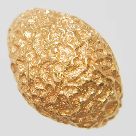 Ring med texturerad yta stl: 15¼, bredd: 2,2-13,5mm, mindre sprickor invändigt, 18K Vikt: 7,7 g