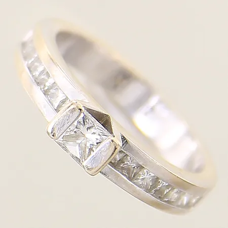 Ring med prinsesslipade diamanter totalt 0,75ct enligt gravyr Guldfynd stl:16½ bredd 3,2mm, repig, gravyr, behov av omrodiering 18K   Vikt: 4,3 g