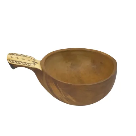 Sameslöjd Kåsa Per Sunna, signerad, björk & dekorerat/graverat renhorn, längd 16 cm, Ø10,5 cm, höjd 5-7 cm, fint skick utan anmärkning, saknar läderrem, vikt 100 gram