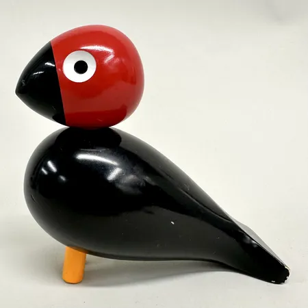 Figurin Peter ur serien Sångfågel Kay Bojesen dekor i svart, rött vitt och orange, höjd ca 15cm, längd ca 16cm, färgskrap, färgbortfall, slitage