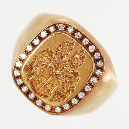 Klackring med briljantslipade diamanter 26 x 0,01ct med heraldisk vapensköld, Danmark, stl:22¾ bredd: 5-19mm, 14K Vikt: 18,2 g