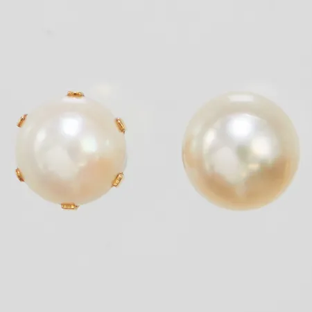 Två udda örhängen med pärlor Ø 6mm, 14K, bruttovikt: 0,8g.