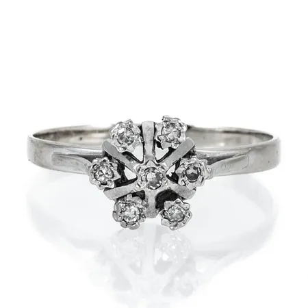 Ring med 7 x ca 0,01ct 8/8-slipade diamanter stl:18¼ bredd 1,8-8,5mm 18K 2,3g. 