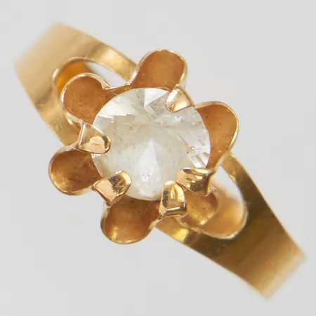 Ring med vit sten, defekt fattning, stl:17¾, bredd 3-9mm, 18K Vikt: 1,9g Vikt: 1,9 g